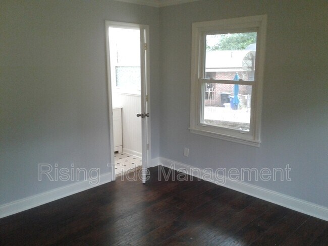 Building Photo - 948 Hickory Dr