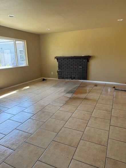 Building Photo - 4692 Tajo Dr