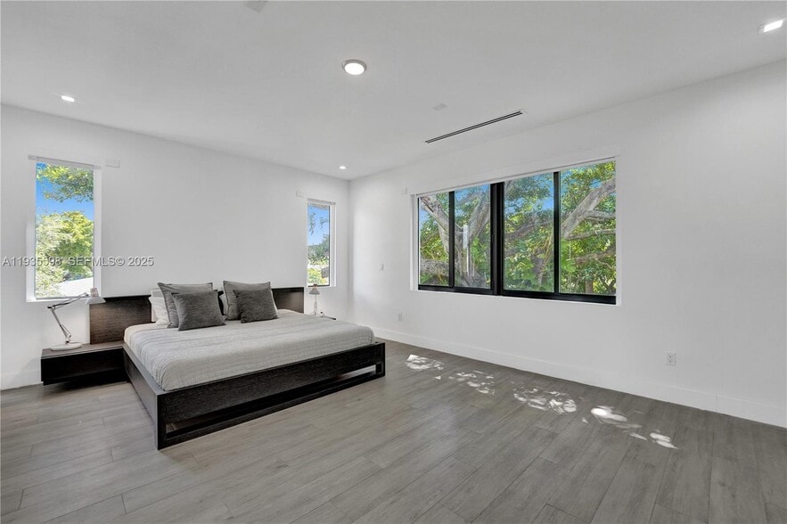 Building Photo - 3465 SW 3rd Ave