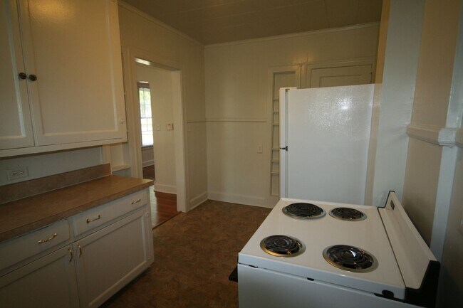 Building Photo - Georgian brick. Separate dining room. Over 1,000 square feet near 9th Street.