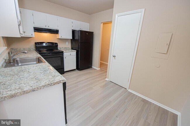 Building Photo - 810 College Ln