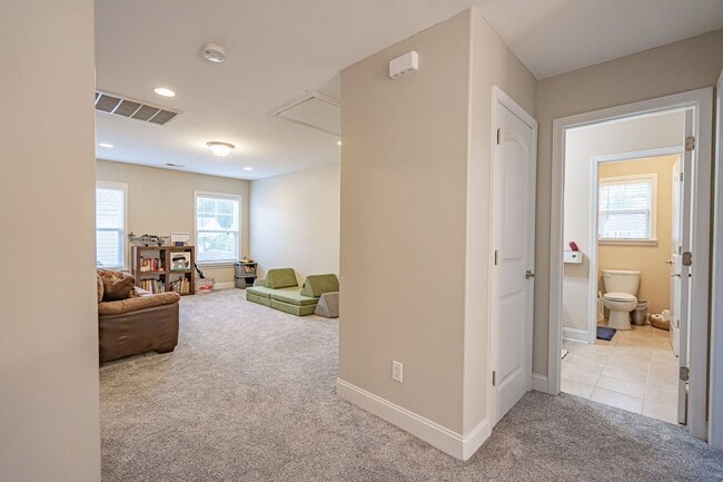 Building Photo - Forest Lakes Pooler