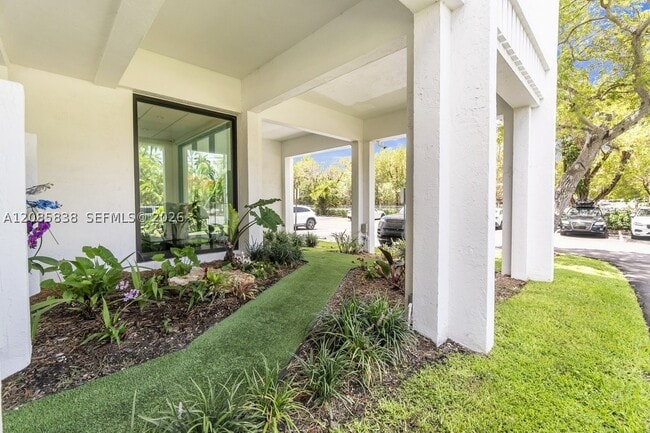 Building Photo - 1600 S Bayshore Ln