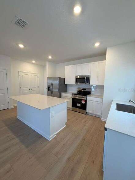 Building Photo - 5195 Loyalty Dr