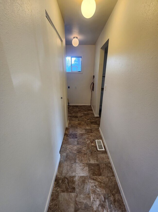 Building Photo - SINGLE FAMILY HOME ON HILLCREST (APP#72)