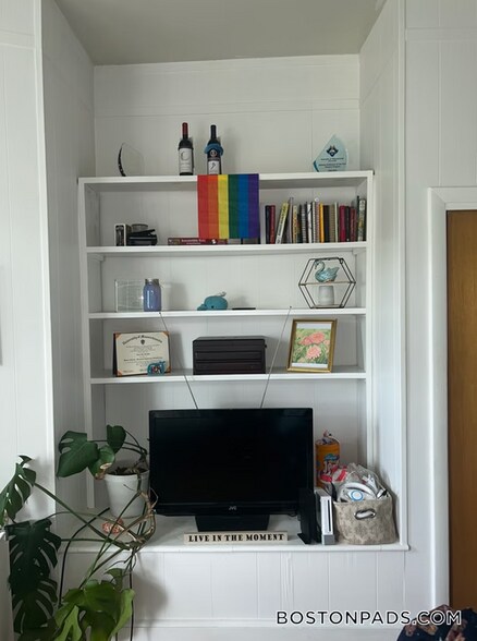 Building Photo - 384 Commonwealth Avenue