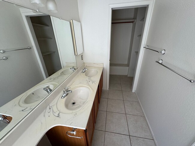 Building Photo - 410 S Sunrise Dr