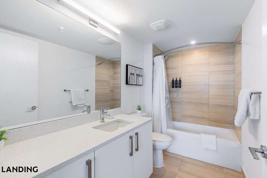 Building Photo - 200 NE 1st Ave