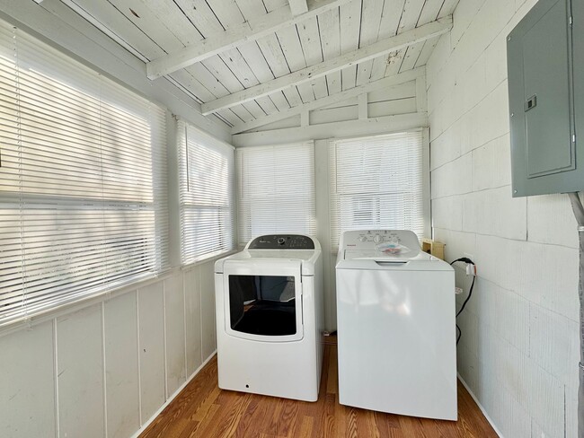 Building Photo - Adorable South Hill Charmer Waiting for YOU!