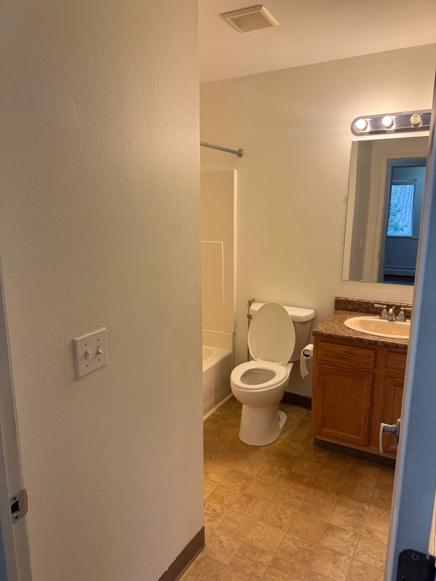 Building Photo - 580 N Main St