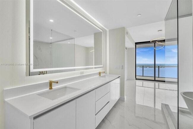 Building Photo - 700 NE 24th St