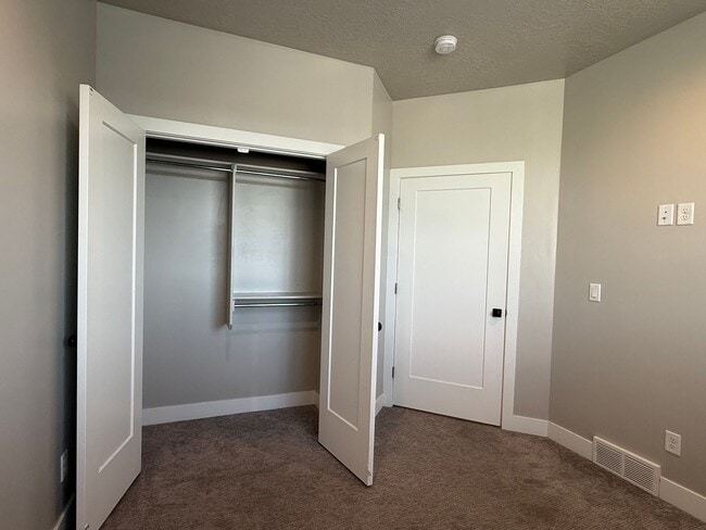Building Photo - Luxury 7-Bedroom Home with Office, Dayligh...