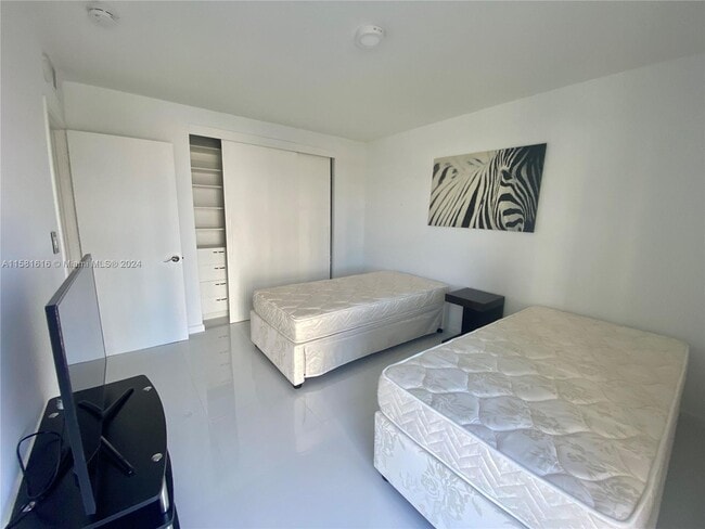 Building Photo - 3731 N Country Club Dr