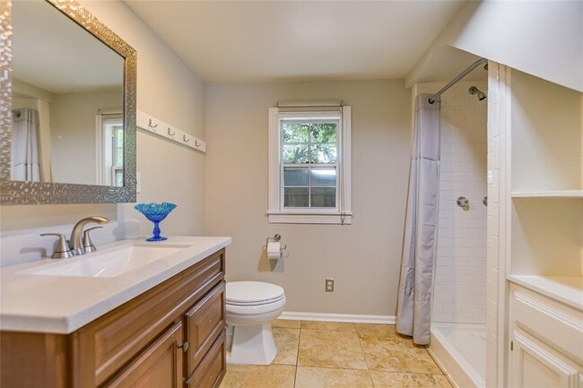 Building Photo - 1005 Ellingson Ln