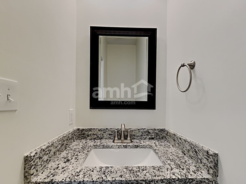 Building Photo - 2026 Oakbluff Way SW