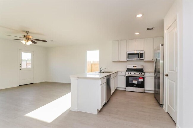 Building Photo - 16465 Blossom Grv Dr