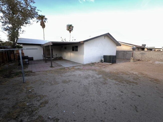 Building Photo - 2301 E Brooks Ave