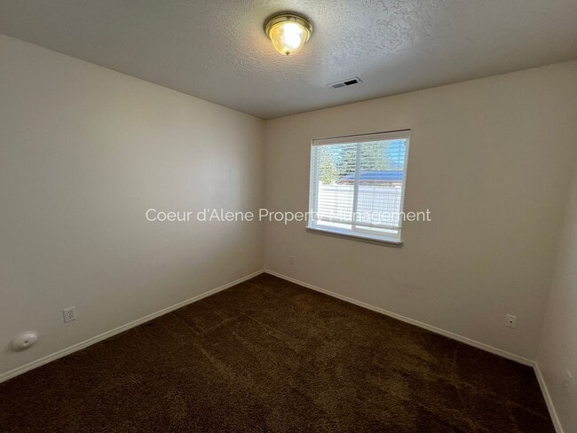 Building Photo - 3 bed, 2 bath house in fantastic location!