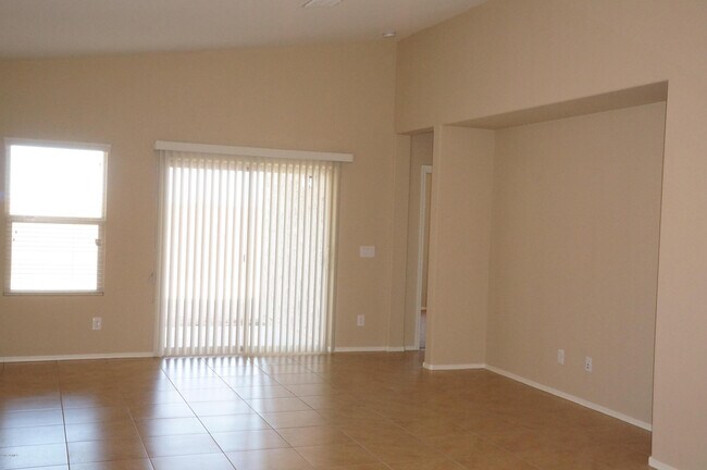 Building Photo - 2656 E Gillcrest Rd