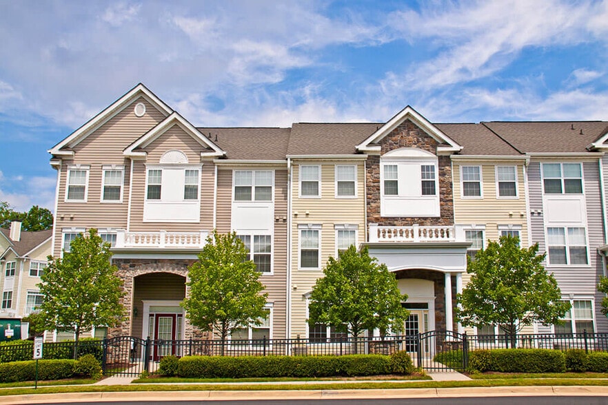 Primary Photo - Broadlands Apartments