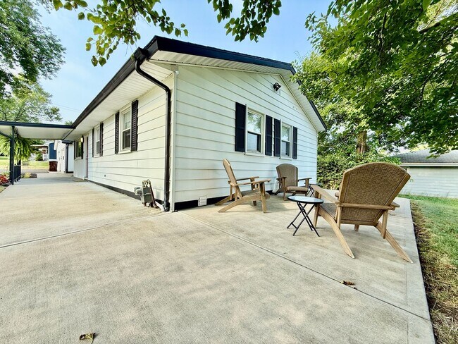 Building Photo - Brand new remodeled home in Monroe!