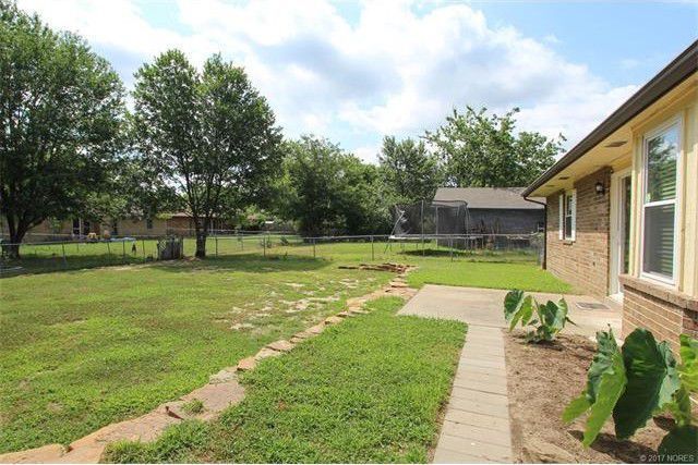 Building Photo - Updated 3 Bed 1 Bath House
