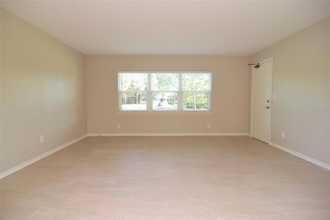 Building Photo - 606 12th Ave NE