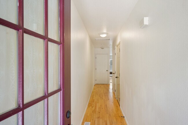Building Photo - Spacious Cathedral Park Townhouse with Private Yard & Garage
