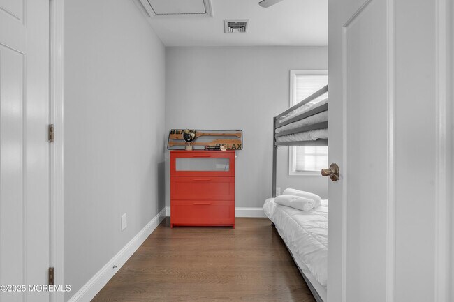 Building Photo - 1822 Parkway