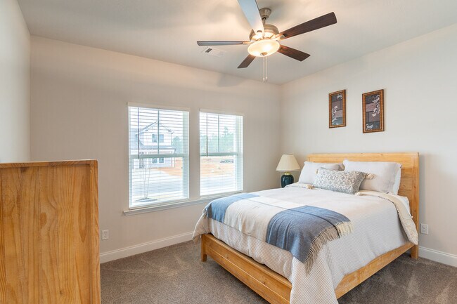 Building Photo - 1091 Primrose Dr