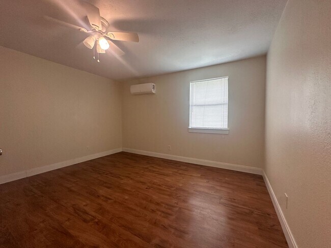 Building Photo - 2 bedroom 1 bath Duplex | Full Size Laundry Connections | Wood Floors