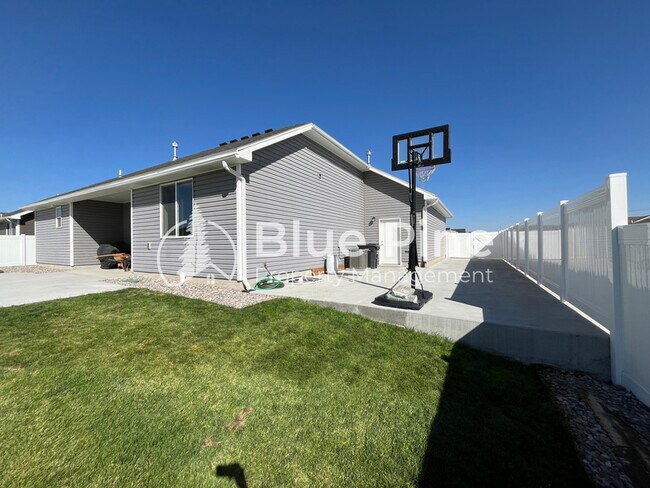 Building Photo - 6028 Fox Run Dr