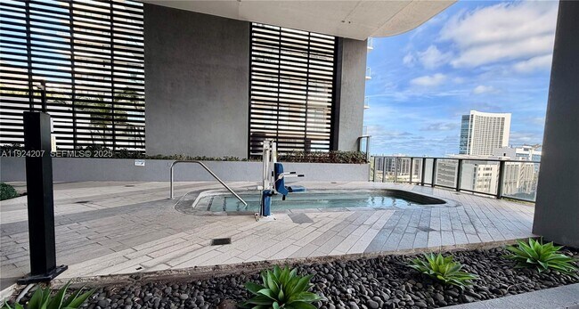 Building Photo - 121 NE 34th St