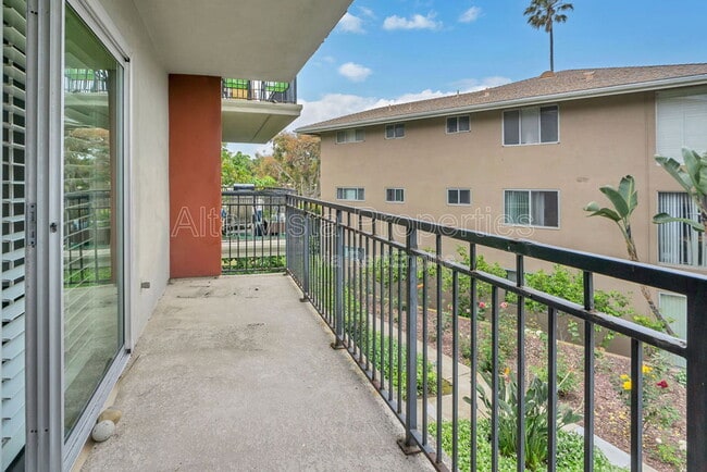 Building Photo - 5357 La Jolla Blvd