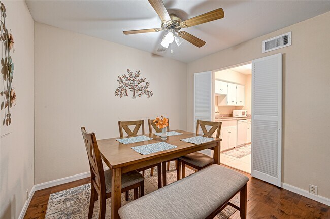Building Photo - 2121 Fountain View Dr