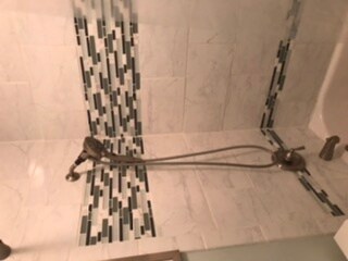 Shower - 4667 Ocean Blvd