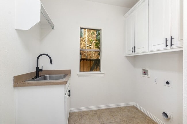 Building Photo - 2295 Sandy Creek Dr