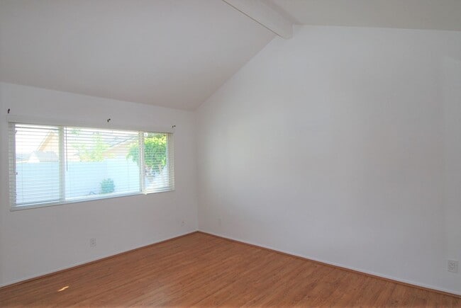 Building Photo - Spacious Cul De Sac House with Yard and Pool