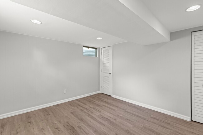 Building Photo - 1517 Lincoln Dr
