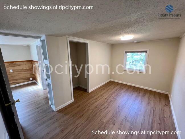 Building Photo - Nicely updated 2bed 1-bath  home with yard!