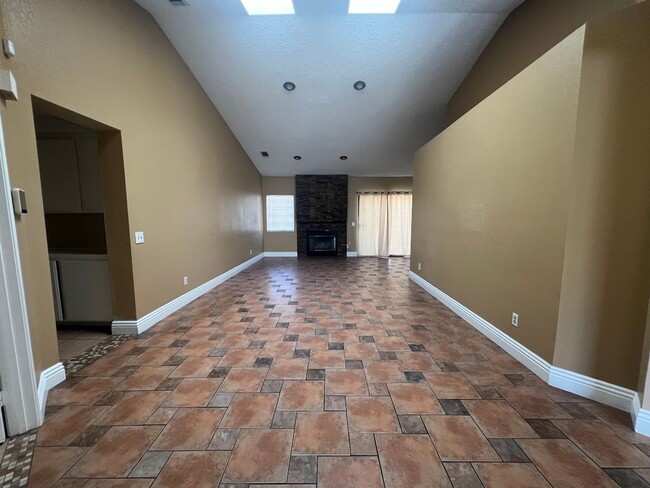 Building Photo - West Lancaster Home