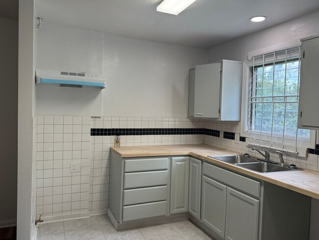 Building Photo - 5726 Lakefield Dr