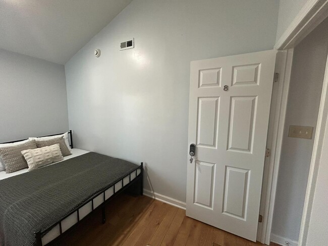 Building Photo - 900 Newcombe Rd