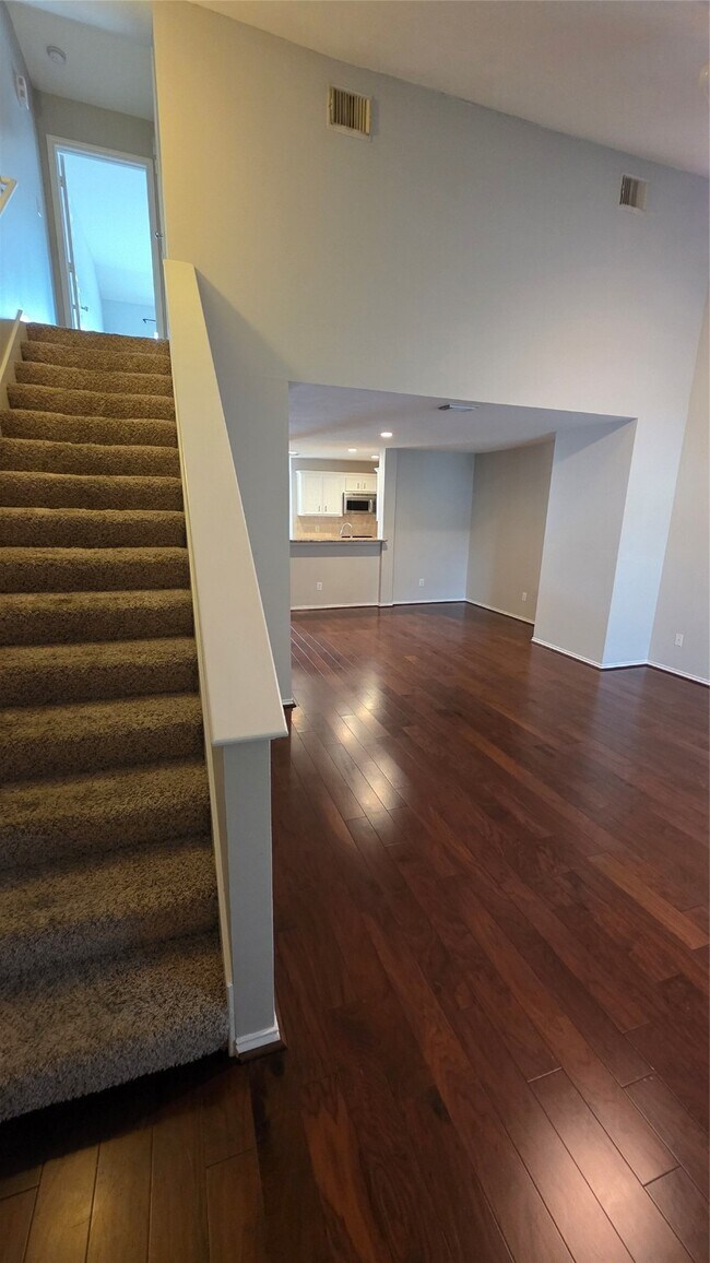 Building Photo - 914 W Heights Hollow Ln