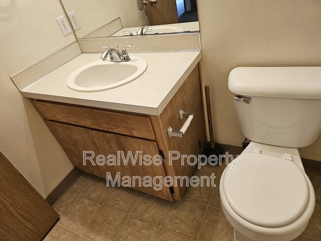 Building Photo - 6101 NE 44th Cir