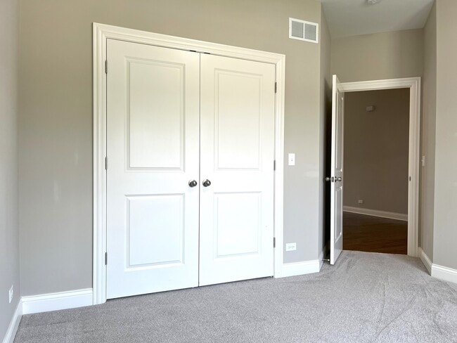 Building Photo - 855 Meadow Ln