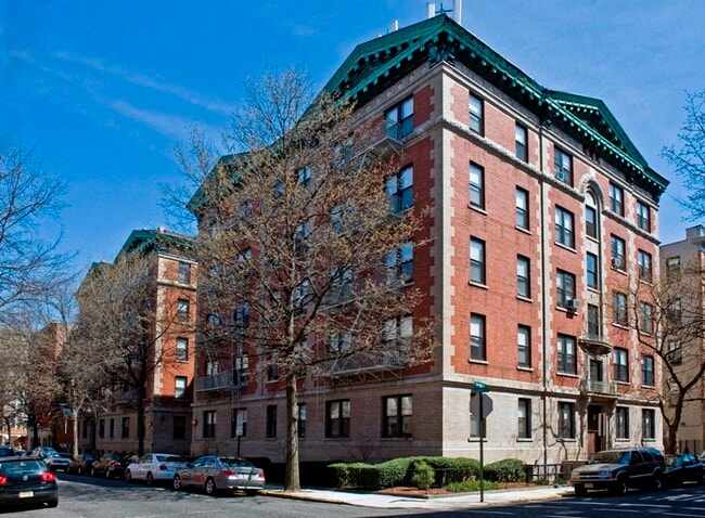 Building Photo - Bloomfield Manor