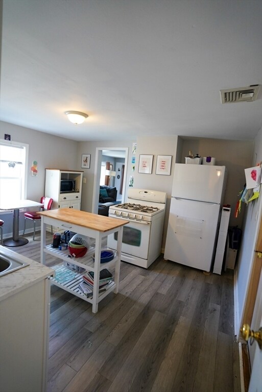 Building Photo - 6 Pleasant St