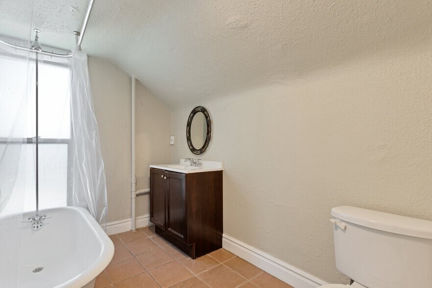 Bathroom - 2707 N Downing St