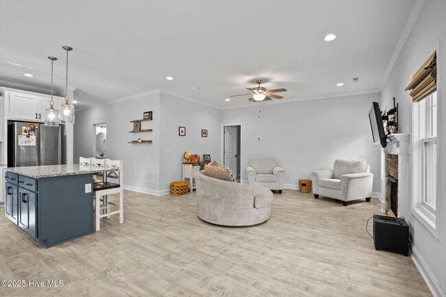 Building Photo - 120 Pinelands Vista